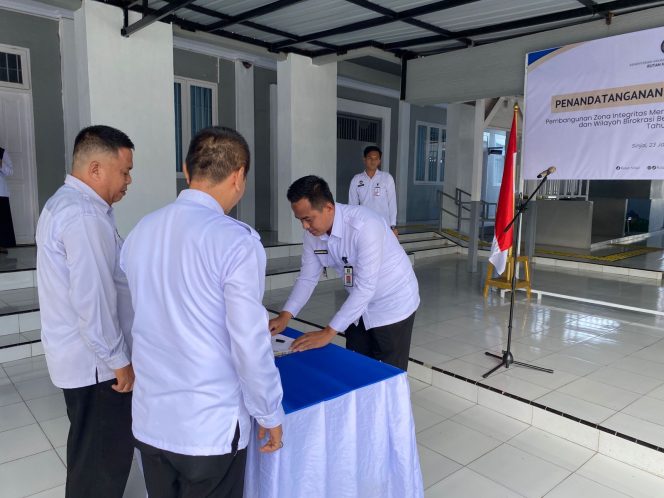 					Pendandatanganan Komitmen Bersama Kepala Rutan Sinjai, Darman Syah. (Foto: ist/ Humas)