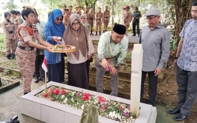 					Pengurus KKLR Sulsel Ziarah ke Makam Datu Luwu Andi Djemma di TMP Panaikang Makassar (dok.)