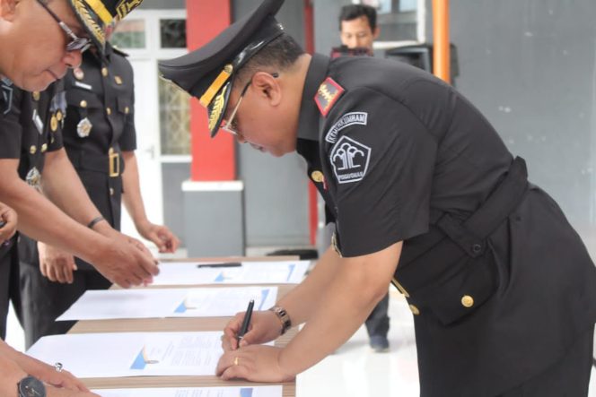 					Kalapas Parepare Penandatanganan Komitmen Bersama dan Pakta Integritas Tahun 2025. (Foto: Ist/ Humas)