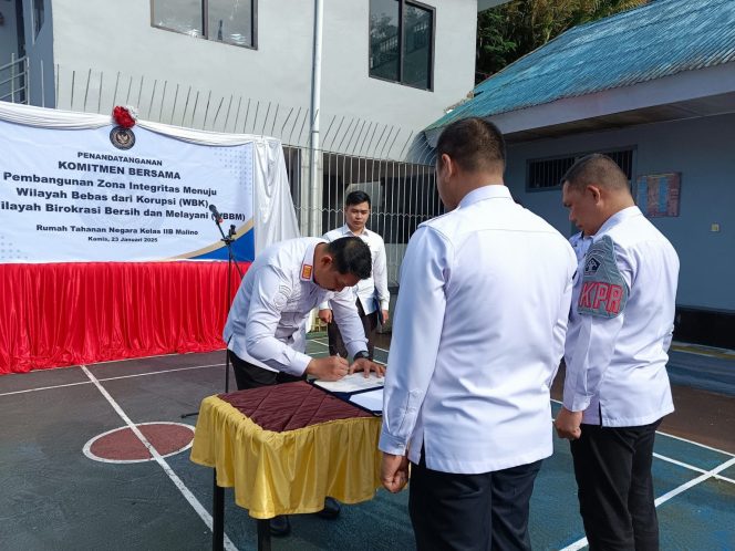 					Penandatanganan Pakta Integritas dan Komitmen Bersama Kalapas Rutan Malino. (Foto: Ist/ Humas)