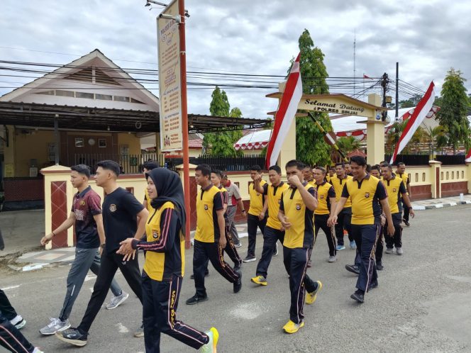 					Tingkatkan Kebugaran dan Kekompakan, Polres Sinjai Gelar Jalan Santai Usai Apel Pagi