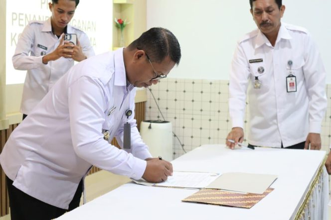 					Penandatanganan Komitmen Bersama dan Pakta Integritas untuk mendukung Pembangunan Zona Integritas menuju WBK dan WBBM tahun 2025. (Foto: Ist/ Humas)