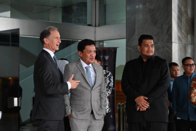 					Anggota Komisi III Andi Amar Ma’ruf Sulaiman Mendampingi Ketua Komisi III Habiburokhman (dok.)