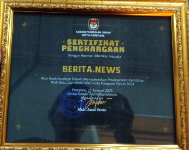 					Piagam Penghargaan KPU Parepare ke Media Berita.News. (Foto: Wahyu)