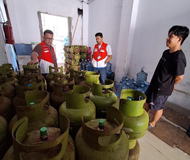 					Pertamina Patra Niaga Regional Sulawesi saat memantau penyaluran tabung LPG 3 kg di Pangkalan dan Agen di Wilayah Kerjanya (dok.)