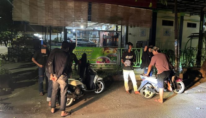 					Anggota Resmob Polres Sinjai Saat Menggeledah Terduga Pelaku yang Menguasai Senjata Tajam. (Foto: Ist/ Humas)