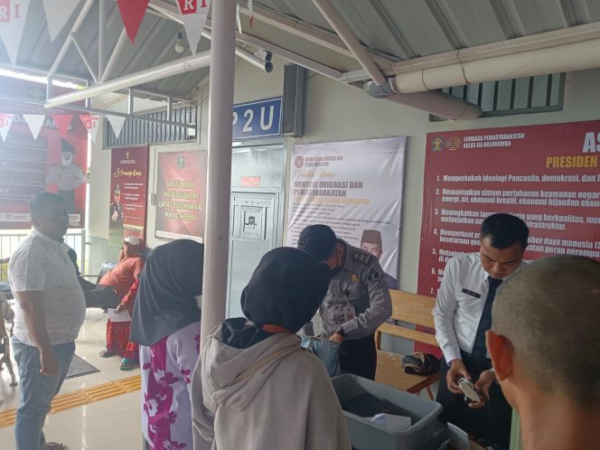 					Tim Melakukan Pemeriksaan Barang Bawaan Pembesuk WBP. (Foto: Ist/ Humas)