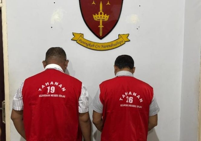 					Kedua Tersangka Kasus Korupsi Proyek Irigasi di Sinjai Selatan. (Foto: Istimewa)