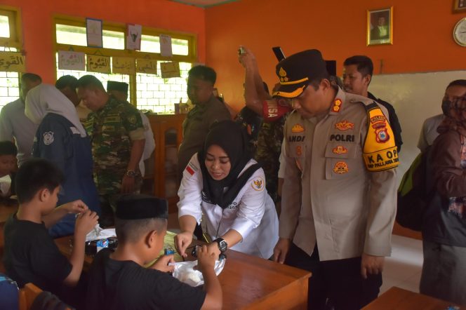 					Dorong Gizi Sehat, Kapolres Bulukumba Hadiri Program Makan Gratis di Desa Bonto Bulaeng