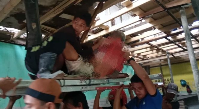 					Proses Evakuasi Korban yang Terjatuh dari Lantai Dua Ruko di Parepare. (Foto: Berita.News/ Wahyu)