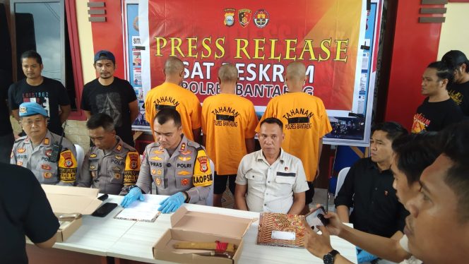 					Press Release Kapolres Bantaeng Terkait Pengungkapan Kasus Pembunuhan. (Berita.News/ Syarif)