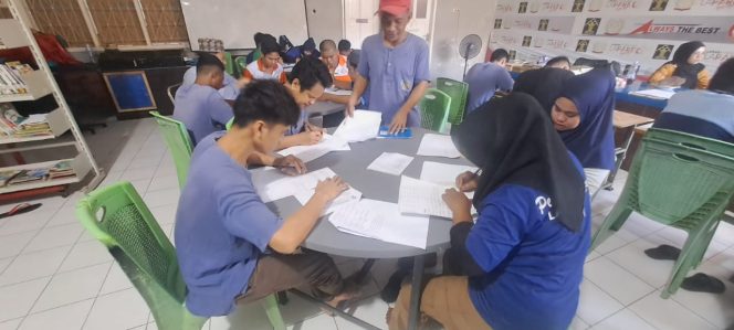 					Proses Pelaksanaan Pendidikan Kesetaraan WBP Lapas Parepare. (Foto: Ist/ Humas)