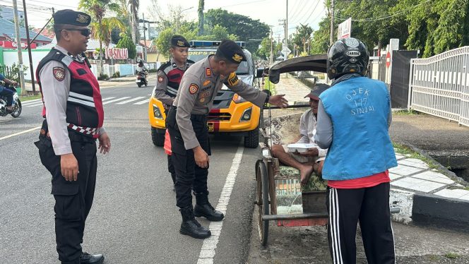					Kasat Samapta Polres Sinjai Bersama Anggotanya Menyapa Tukang Becak dan Berbagi Sarapan. (Foto: Ist/ Humas)