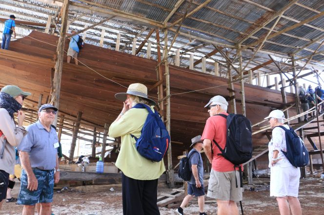 					Turis Mancanegara Saksikan Proses Pembuatan Kapal Pinis. (Foto: Ist/ Humas)