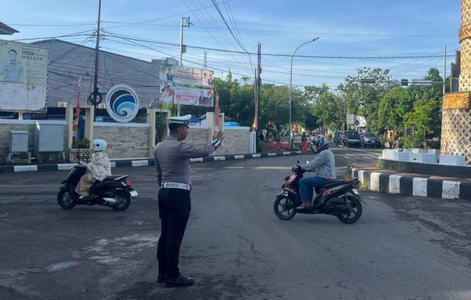 					Personel Satlantas Polres Sinjai Atur Arus Lalu Lintas di Jalan Raya. (Foto: Ist/ Humas)