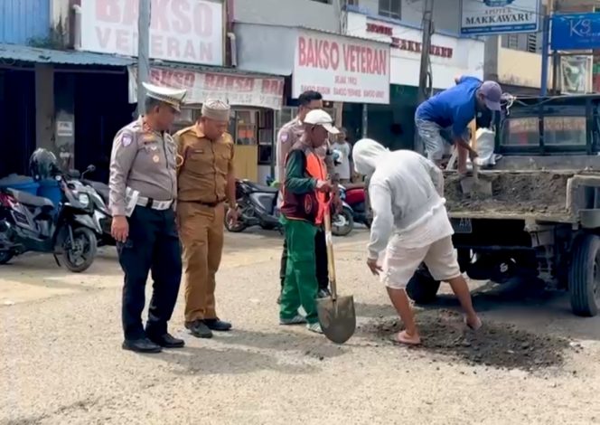 					Perbaikan Jalan Berlubang di Bone. (Foto: Ist/ Humas)