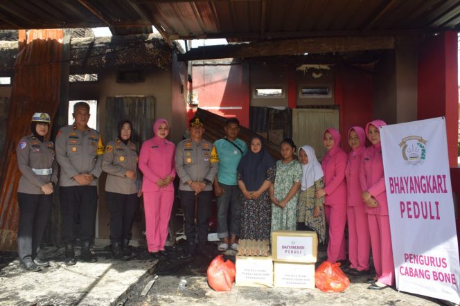 					Pemberian Bantuan tali Asih kapolres Bone kepada Korban Kebakaran. (Foto: Ist/ Humas)