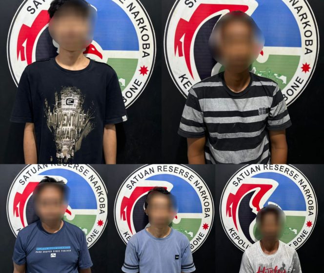 					Kelima Terduga Pelaku Penyalahgunaan Narkoba Diamankan di Mapolres Bone. (Foto: Berita.News/ Kolase/ Humas)