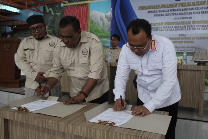 					Penandatanganan Perjanjian Kerjasama Antara Lapas Parepare dengan LBH Citra Keadilan. (Foto: Ist/ Humas)