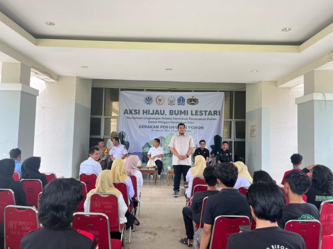 					Andi Amar Sulaiman bersama Ikatan Keluarga Mahasiswa Bone (IKMB) Universitas Hasanuddin (Unhas) menggelar aksi penanaman 300 pohon (dok.)