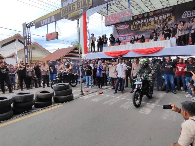 					Kapolres Sinjai bersama Dandim 1424 Adu Skill di Lintasan Drag Bike. (Foto: Istimewa)