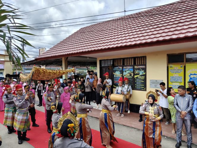 					Kedatangan Kapolda Sulsel di Polres Sinjai Disambut Tari Padduppa. (Foto: Ist/ Humas)