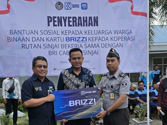 					Pimca BRI Sinjai Menyerahkan Kartu BRIZZI Kepada Ketua Koperasi Rutan Sinjai. (Foto: Istimewa)