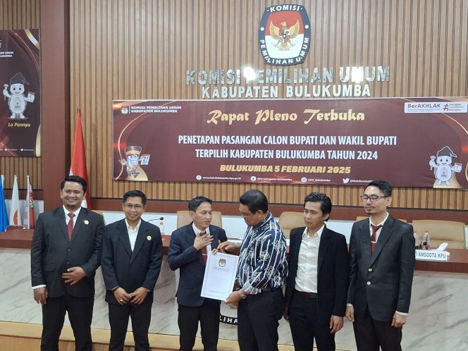 					Penyerahan Berita Acara Penetapan oleh KPU Bulukumba kepada Paslon Bupati dan Wabup Terpilih. (Foto: Berita.News/ Syarif)