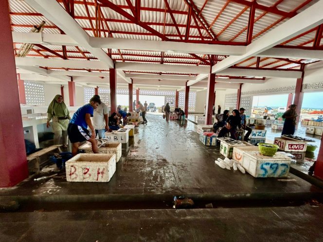 					Aktivitas Pedagang dan Pembeli di TPI Bentenge. (Foto: Ist/ Humas)