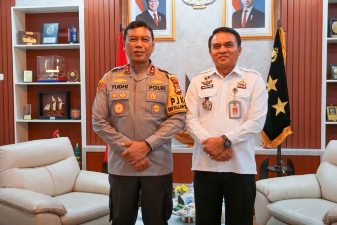					Kapolda Sulsel Irjen Pol Yudhiawan dan Kepala Kanwil Ditjenpas Sulsel. (Foto: Istimewa)