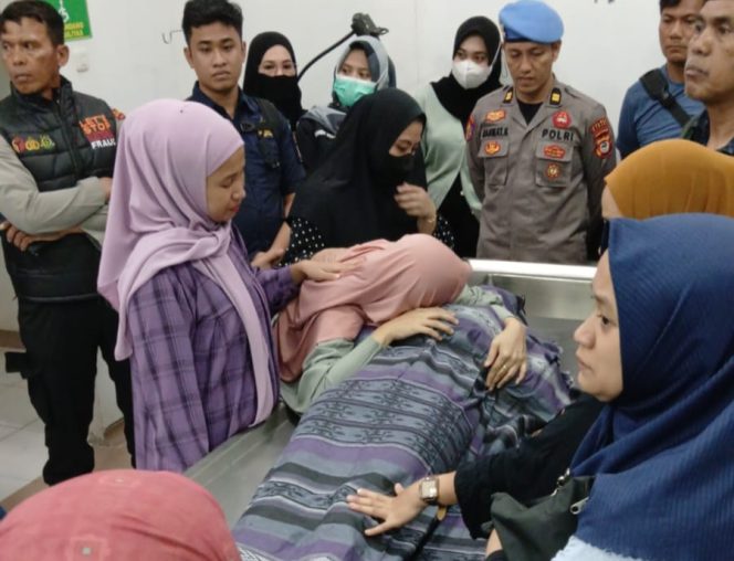 					Jenazah Bripka Arham saat Masih Disemayamkan di RSUD Sulthan Dg Radja Bulukumba. (Foto: Istimewa)