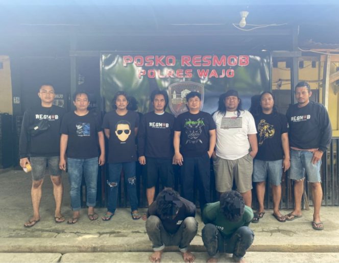					Tim Resmob Polres Sinjai dan Wajo bersama Kedua Terduga Pelaku. (Foto: Istimewa)