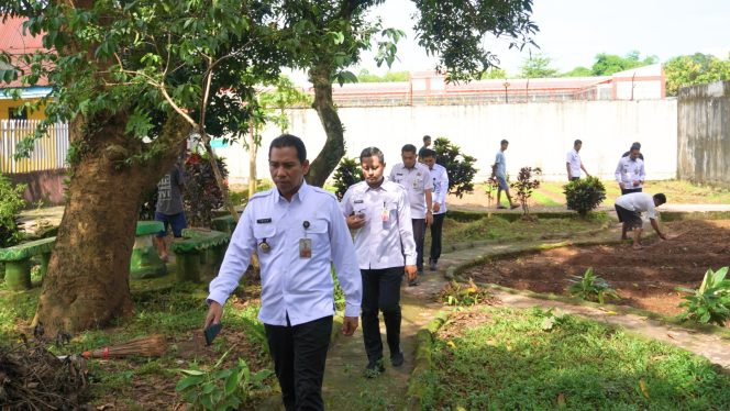 					Kalapas Maros Ali Imran saat Meninjau Lahan Perkebunan Warga Binaan. (Foto: Ist/ Humas)
