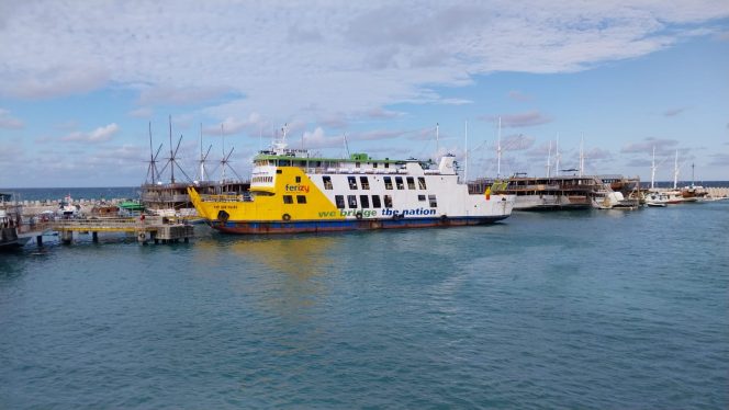 					Kapal Feri Sandar di Pelabuhan Bira. (Foto: Istimewa)