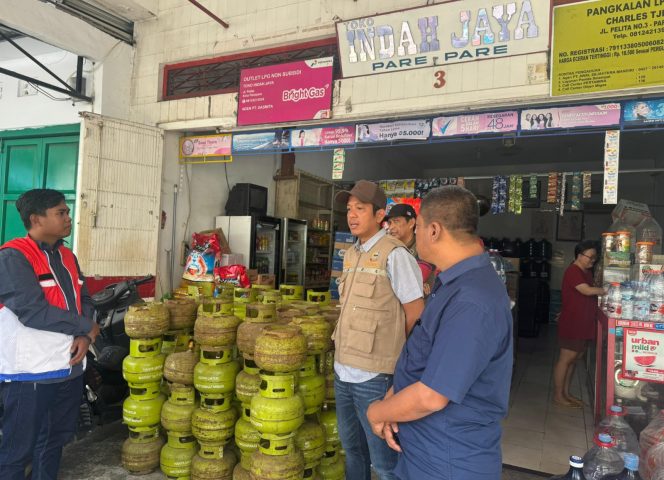 					Kepala Dinas ESDM Pemprov Sulsel Andi Eka Prasetya saat memantau ketersediaan Stok LPG 3 kg di masyarakat (dok.)