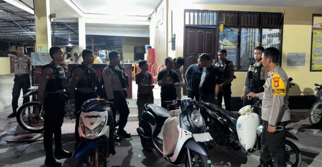 					Pemilik dan Barang Bukti Miras Jenis Ballo Diamankan di Mapolres Sinjai. (Foto: Ist/ Humas)