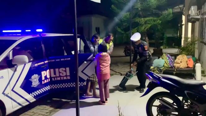 					Aksi Heroik! Personel Satlantas Polres Parepare Selamatkan Penumpang Bus yang Krisis Oksigen
