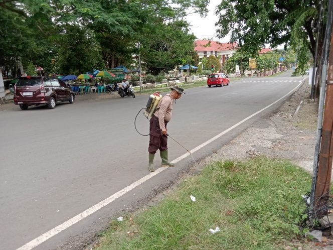 					Dedikasi di Hari Libur, Iptu Sahabuddin Jaga Kebersihan Mapolres Sinjai
