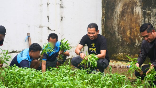 					Panen Sayur di Lapas Maros: Warga Binaan Dibekali Keterampilan untuk Masa Depan