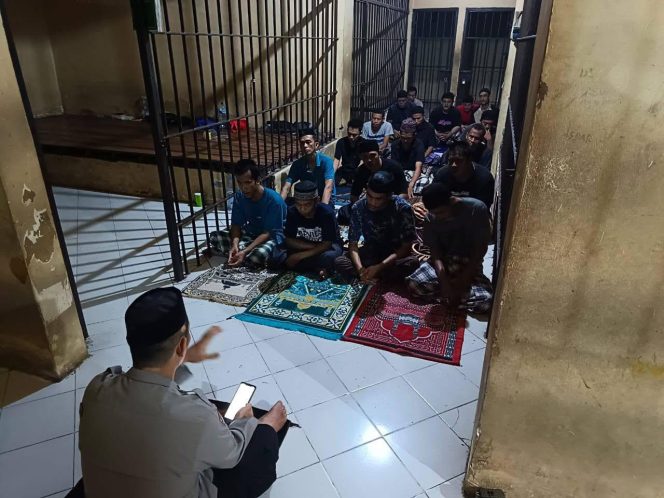 					Shalat Berjamaah Tahanan Polres Bulukumba. (Foto: Ist/ Humas)
