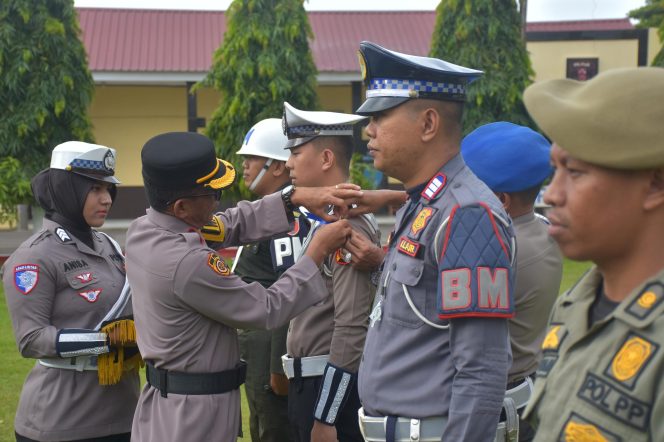 					Penyematan PIN kepada Tim Gabungan Operasi Keselamatan Pallawa 2025 Polres Bulukumba. (Foto: Ist/ Humas)