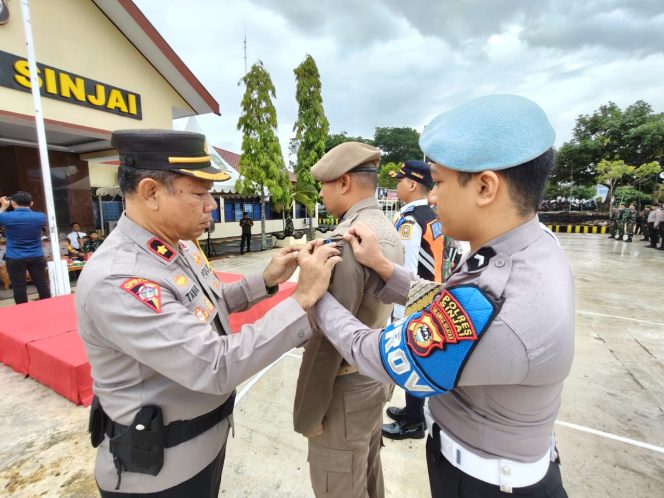					Penyematan Pita kepada Personel Polres Sinjai Tanda Dimulainya Operasi Keselamatan Pallawa 2025. (Foto: Ist/ Humas)