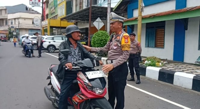					Kasat Lantas Polres Parepare, AKP Muhammad Arsyad Memberikan Edukasi kepada Pengendara. (Foto: Ist/ Humas)