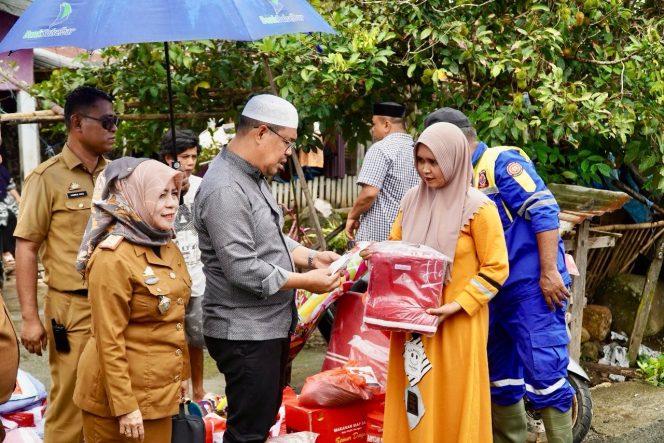 					Wabup Bulukumba Andi Edy Manaf Menyerahkan Bantuan ke Korban. (Foto: Ist/ Humas)