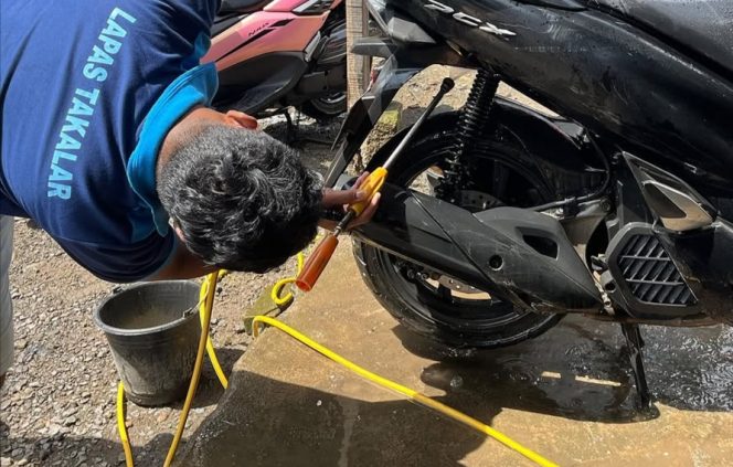 					Warga Binaan Lapas Takalar sedang Melakukan Pencucian Kendaraan. (Foto: Istimewa)