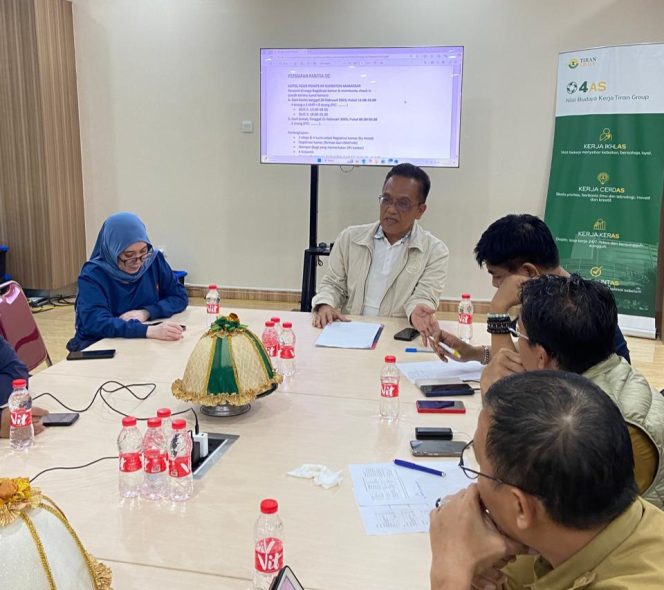 					Ketua Panitia SUMU Himpuni 2025, Prof Murtir Jeddawi memimpin rapat panitia di lantai III AAS Building, Selasa (11/2/2025) malam (dok)