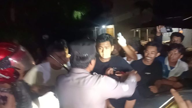 					Pelaku Saat Diamankan oleh Pihak Kepolisian bersama Warga. (Foto: Berita.News/ Wahyu)