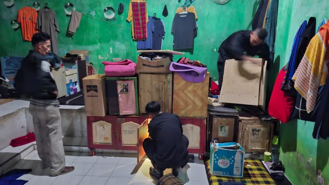 					Petugas saat Menggeledah Blok Hunian WBP Lapas Parepare. (Foto: Ist/ Humas)