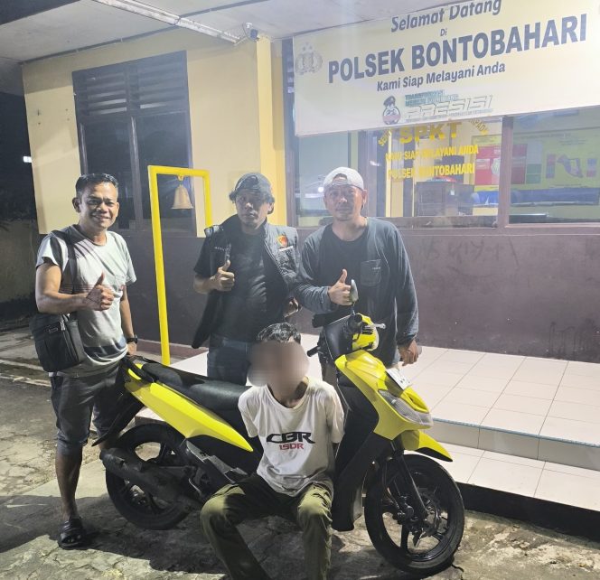 					MS bersama Barang Bukti saat Diamankan di Polsek Bonto Bahari. (Foto: Istimewa)