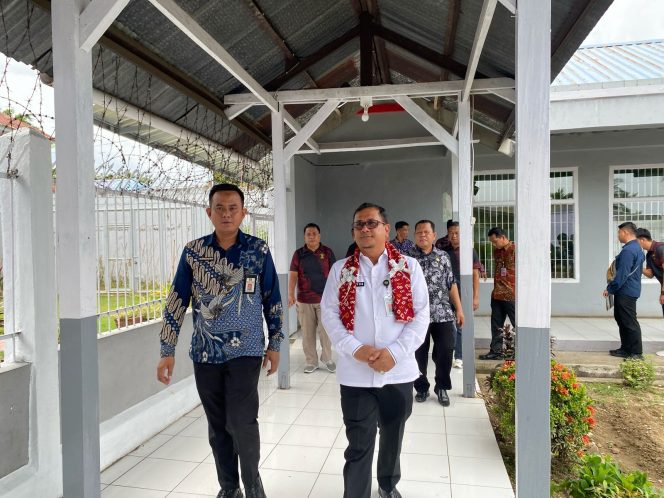 					Kakanwil Ditjenpas Sulsel didampingi Kepala Rutan Sinjai, Darman Syah, serta Jajaran Pejabat Pemasyarakatan. (Foto: Ist/ Humas)